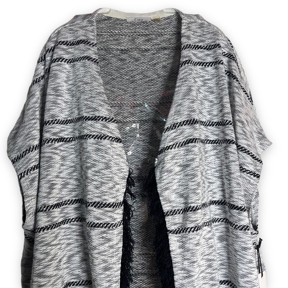 NEW Dex Women’s Knit Short sleeve Cardigan Poncho Shawl Gray & Black Size S or M - Picture 7 of 8